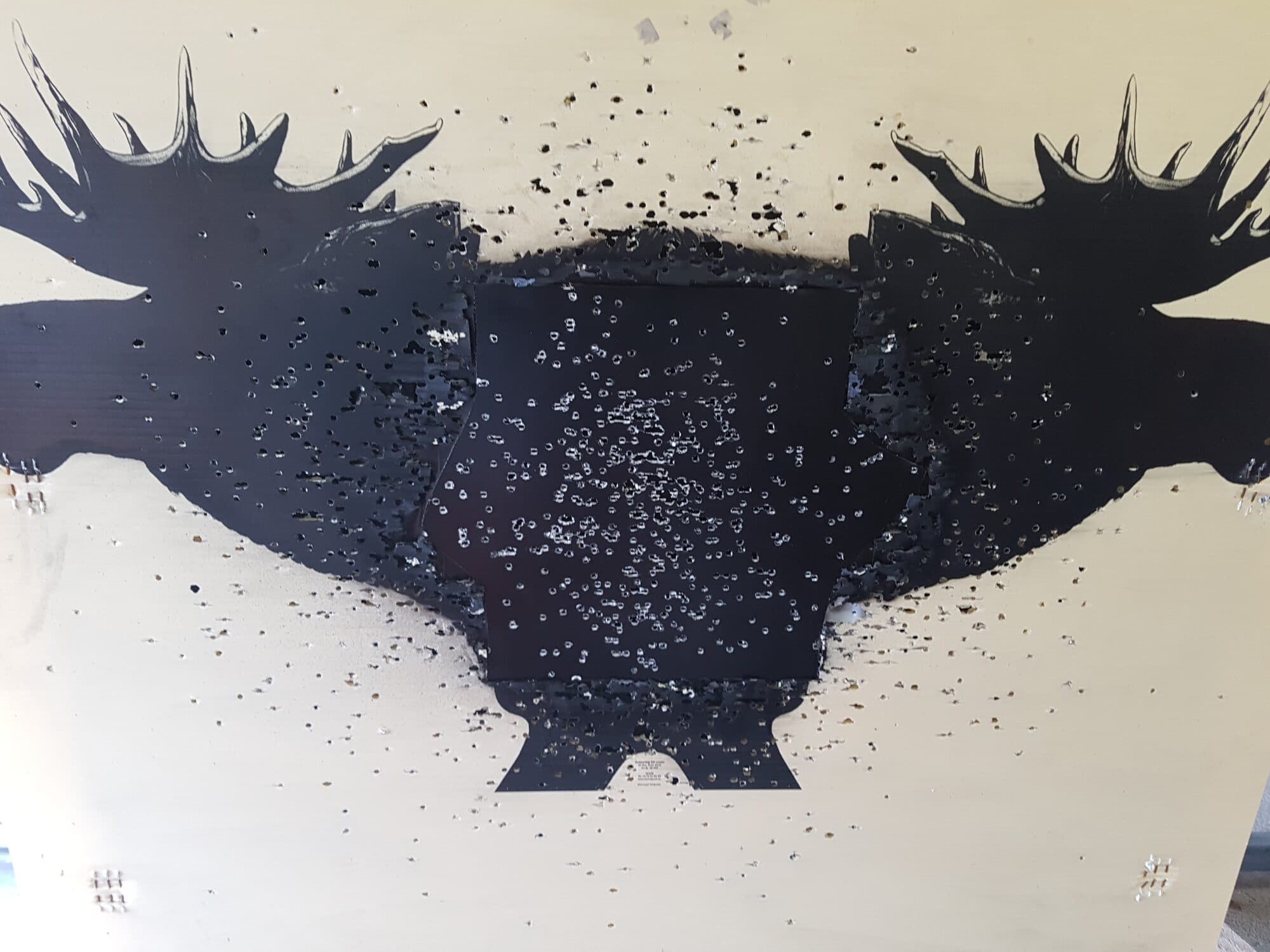 Älgfigur med träffbild från skjutbanan