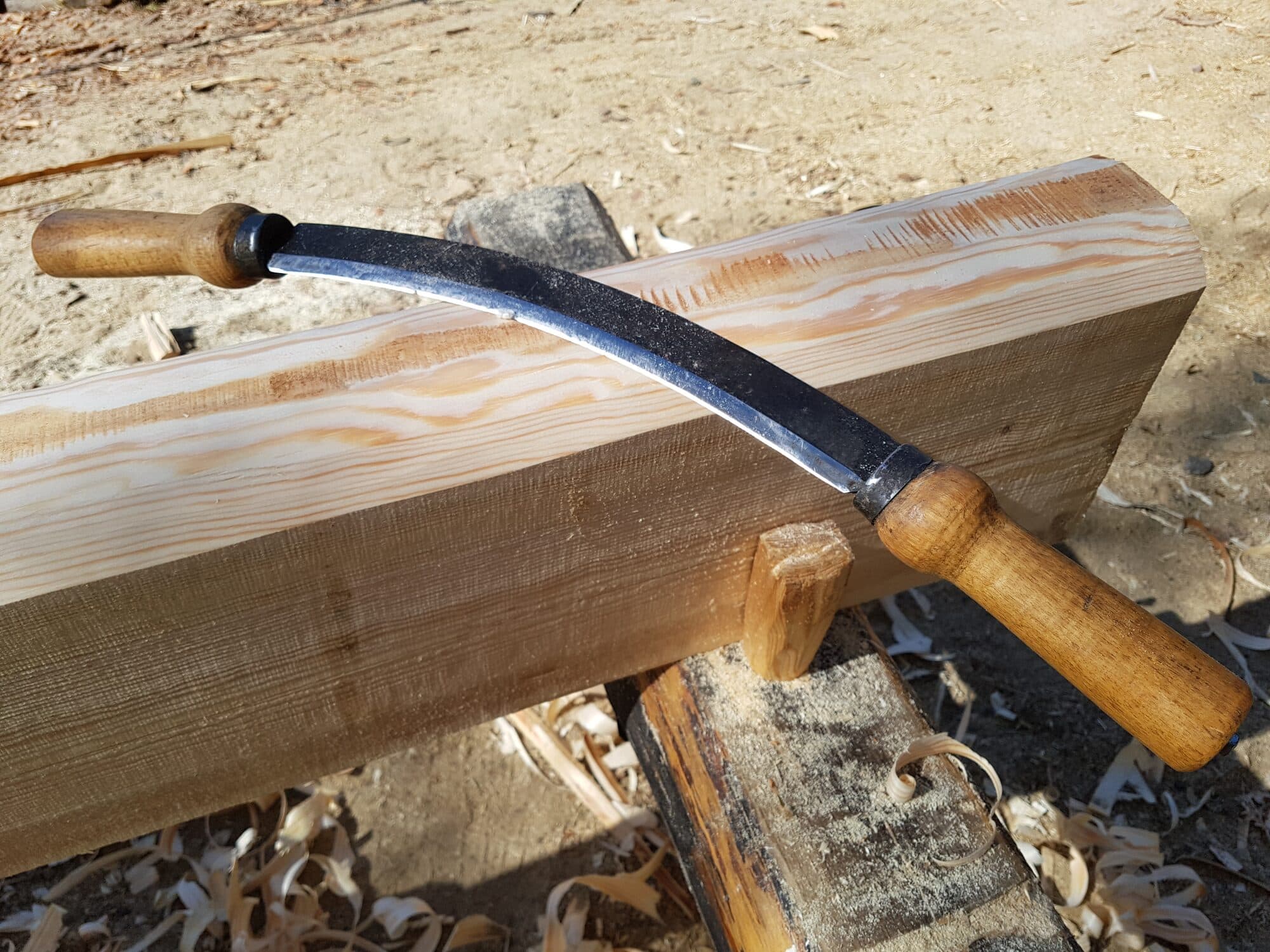 Bandkniv och handverktyg på en bilad stock